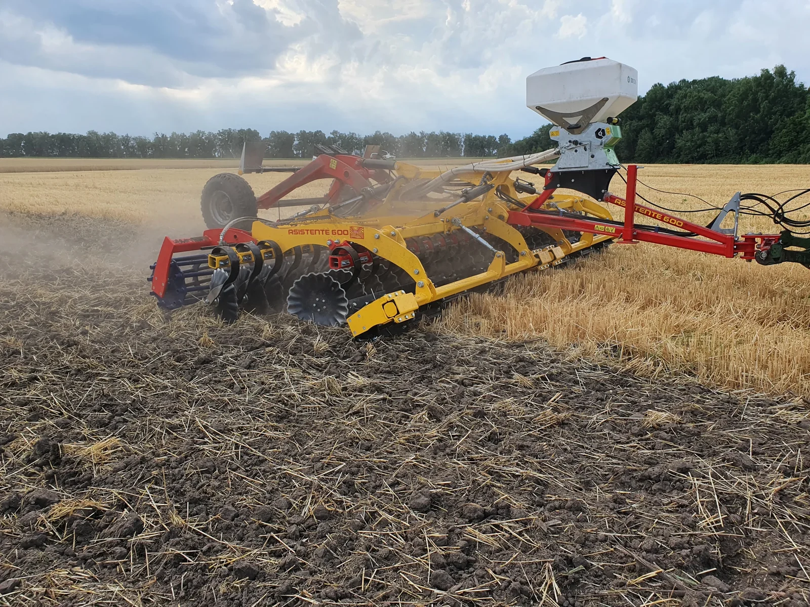 Asistente — High-speed disc harrow