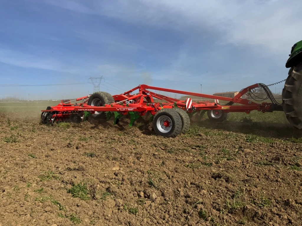 SuperTILLER Quatro — Gezogener Grubber mit 4 Zinkenreihen